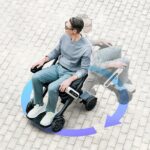 Giro sobre su eje del WHILL Model C Lite con ruedas omnidireccionales