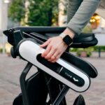 Plegado con una sola mano del WHILL Model C Lite en 2 segundos